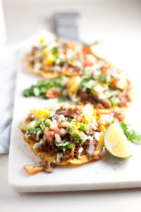 Salsa Verde Carnitas on Tostadas- macro friendly and so delicious! www.lillieeatsandtellscom.bigscoots-staging.com