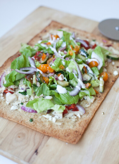 Macro Friendly greek flatbread pizza www.lillieeatsandtellscom.bigscoots-staging.com