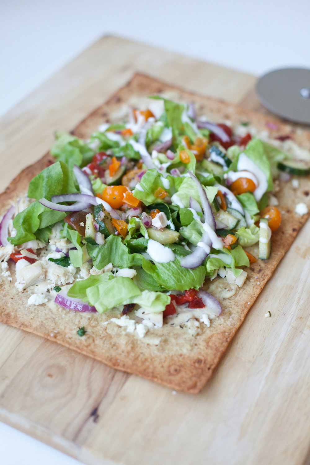 Macro Friendly greek flatbread pizza www.lillieeatsandtellscom.bigscoots-staging.com
