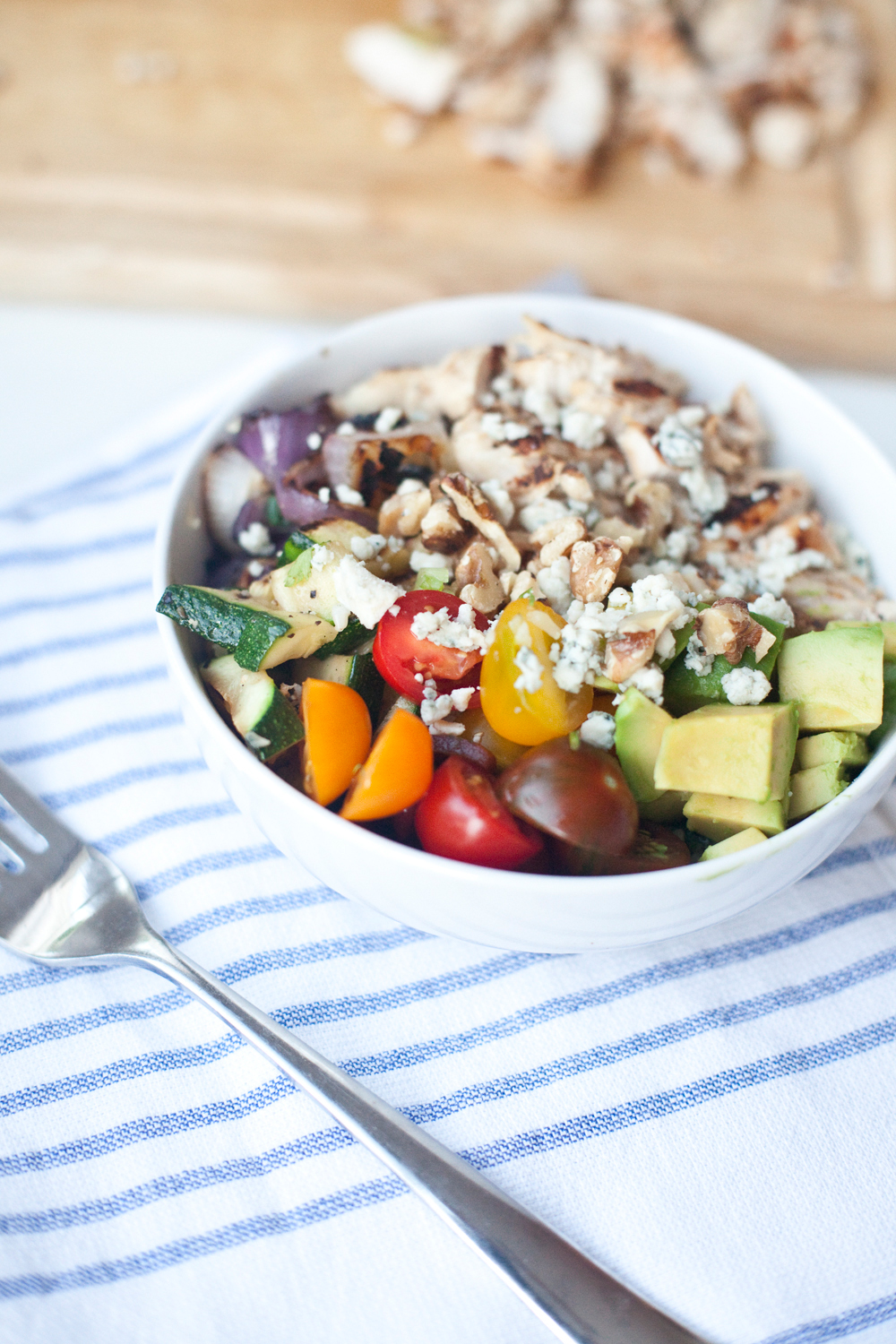 Macro- friendly rainbow bowl with roasted veggies and blue cheese www.lillieeatsandtellscom.bigscoots-staging.com
