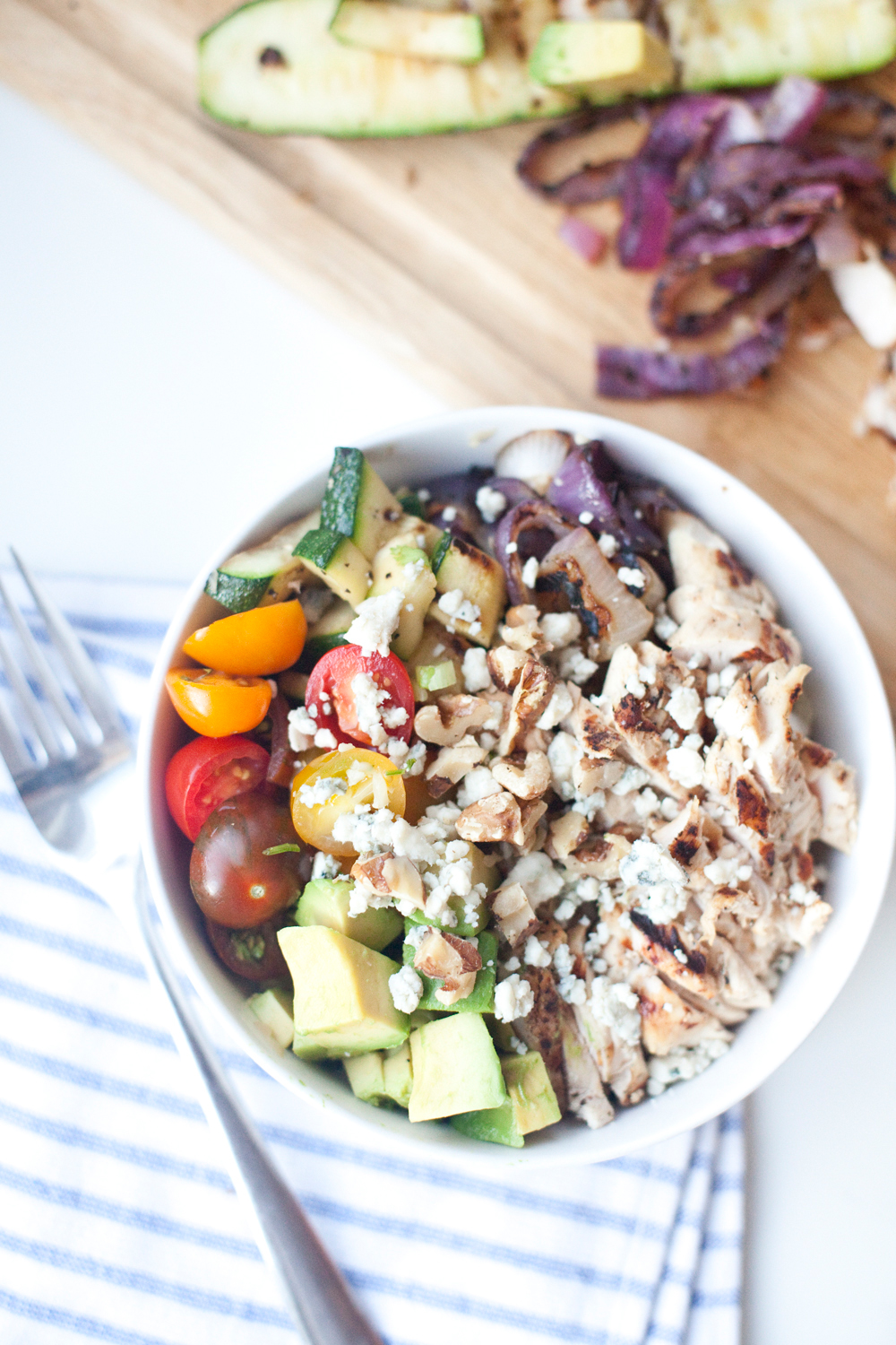 Macro- friendly rainbow bowl with roasted veggies and blue cheese www.lillieeatsandtellscom.bigscoots-staging.com