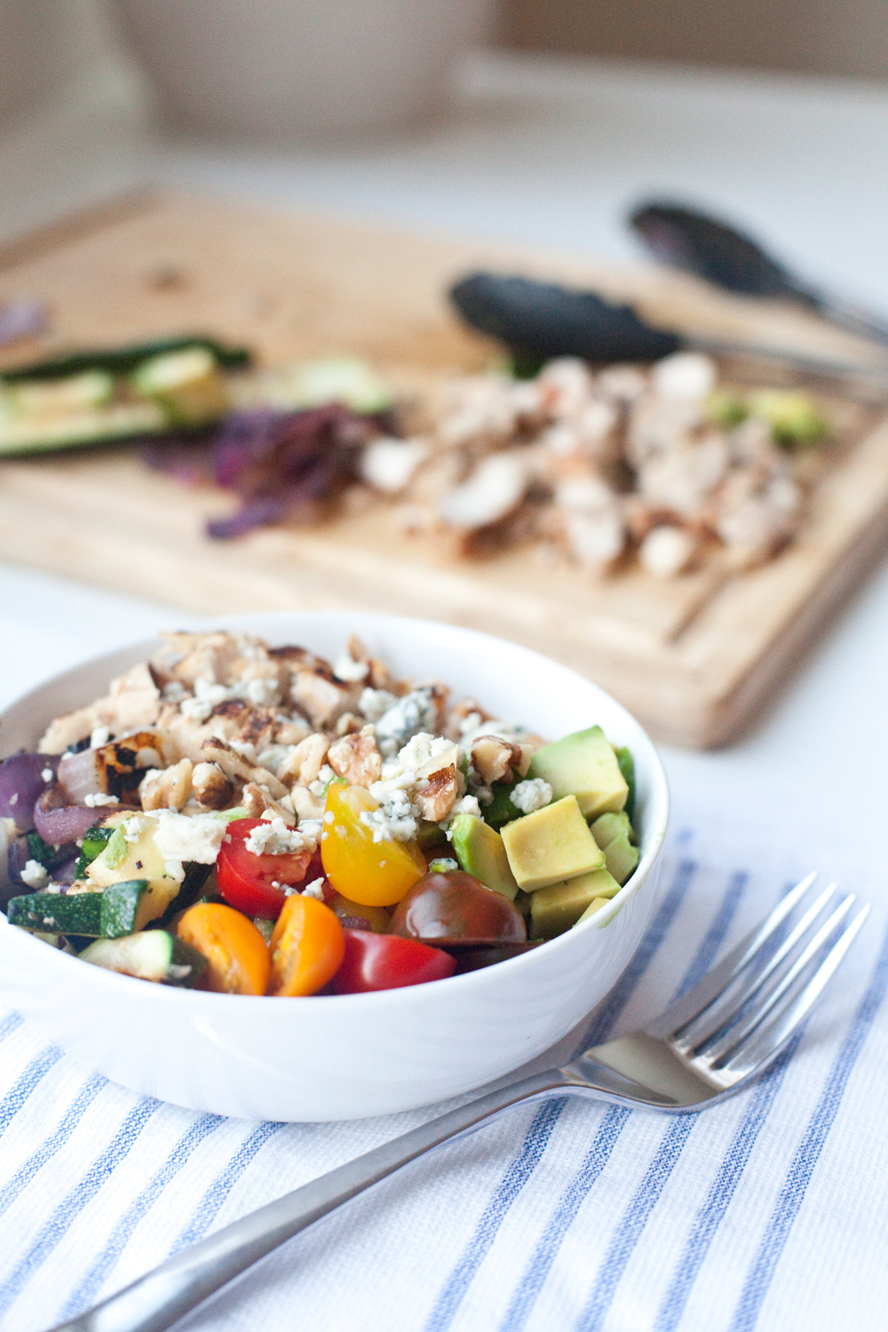 Macro- friendly rainbow bowl with roasted veggies and blue cheese www.lillieeatsandtellscom.bigscoots-staging.com