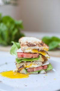 Macro Friendly BLT with a fried egg www.lillieeatsandtellscom.bigscoots-staging.com