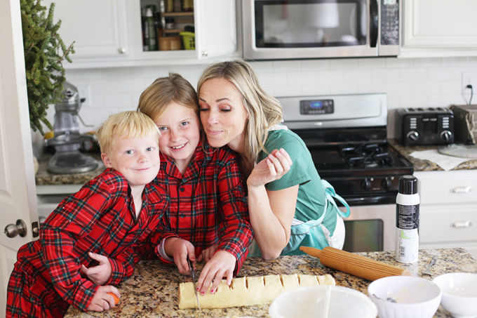 Our Favorite Giant Cinnamon Rolls www.lillieeatsandtellscom.bigscoots-staging.com