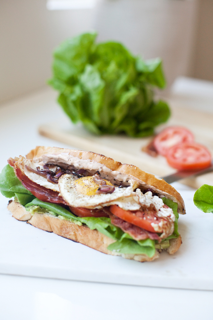 Macro Friendly BLT with a fried egg www.lillieeatsandtellscom.bigscoots-staging.com