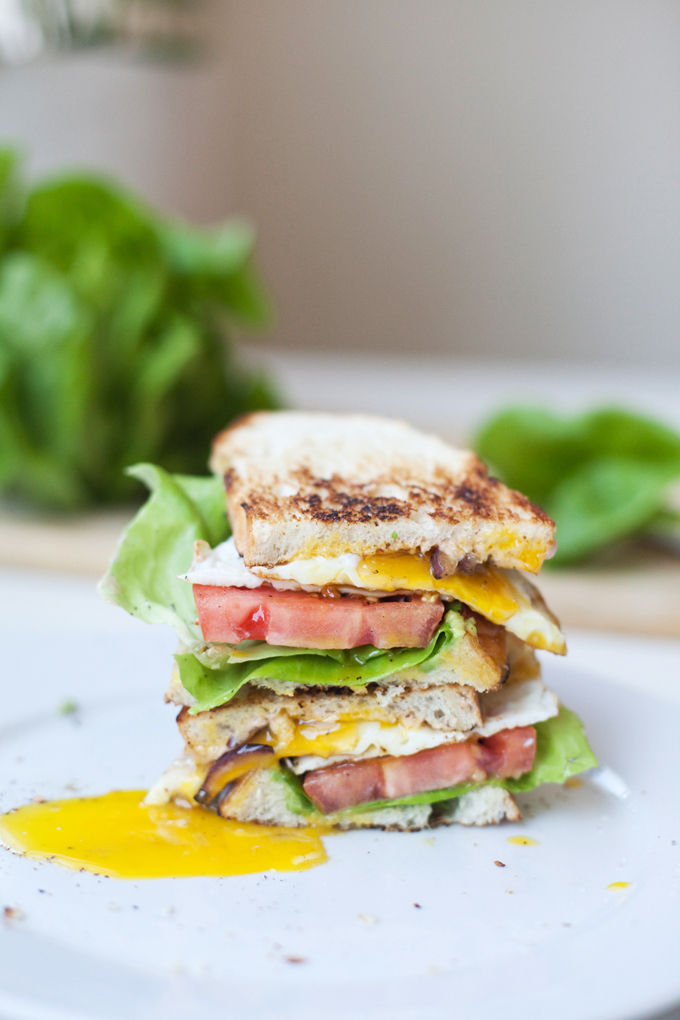 Macro Friendly BLT with a fried egg www.lillieeatsandtellscom.bigscoots-staging.com