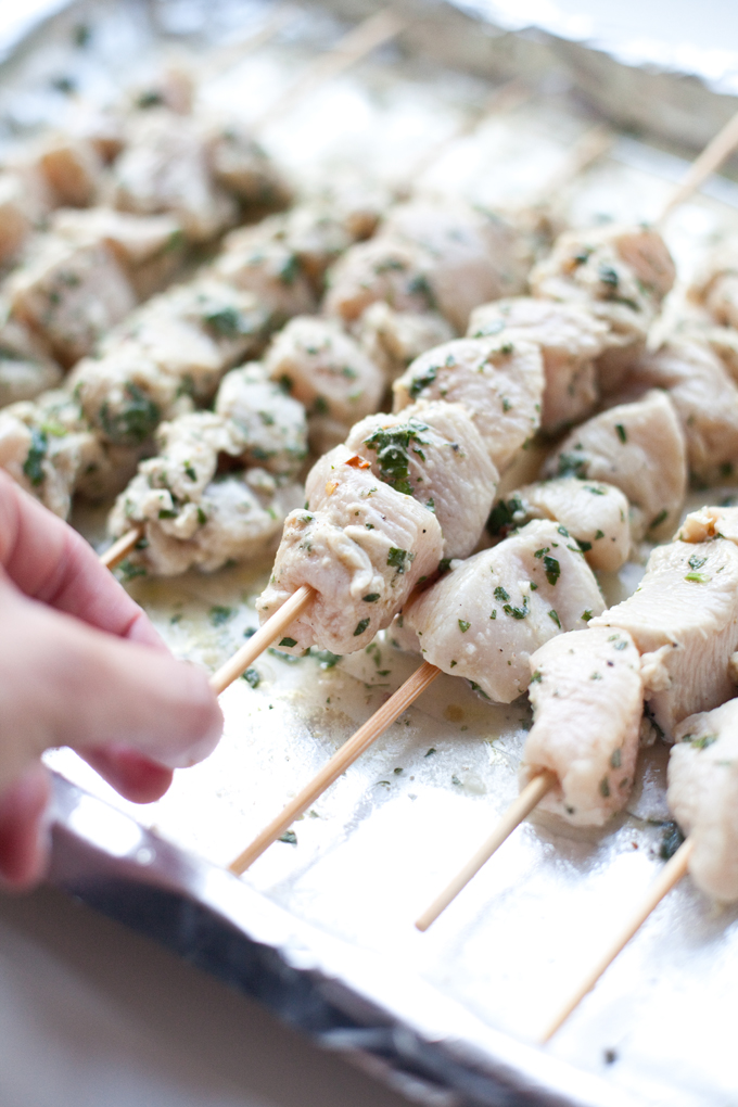 Greek Marinated Chicken Skewers #macrofriendly #light #healthy www.lillieeatsandtellscom.bigscoots-staging.com