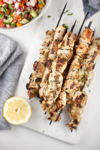 Greek Marinated Chicken Skewers #macrofriendly #light #healthy www.lillieeatsandtellscom.bigscoots-staging.com