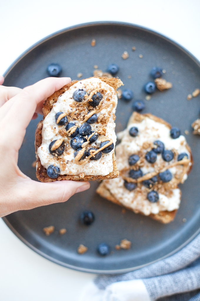 Blueberry Cottage Cheese Breakfast Toast www.lillieeatsandtellscom.bigscoots-staging.com #macrofriendly #healthyrecipes #lowfat #macrofriendlyrecipes
