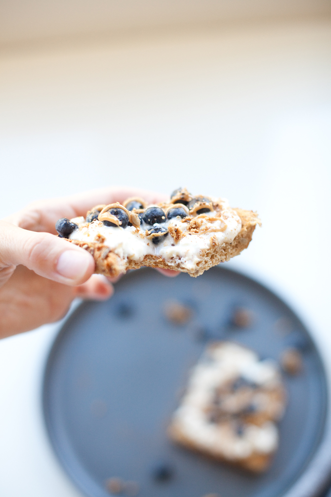 Blueberry Cottage Cheese Breakfast Toast www.lillieeatsandtellscom.bigscoots-staging.com #macrofriendly #healthyrecipes #lowfat #macrofriendlyrecipes