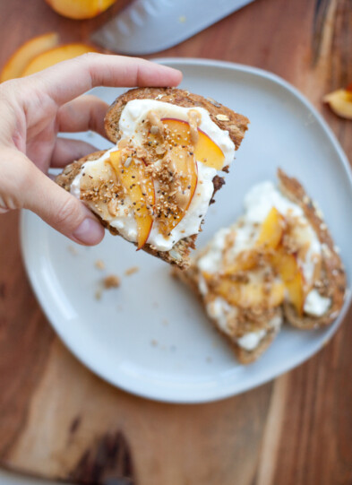 Cottage Cheese and Peach Toast www.lillieeatsandtellscom.bigscoots-staging.com #macrofriendly #macrofriendlyrecipes #healthybreakfast #lowfat #highprotein