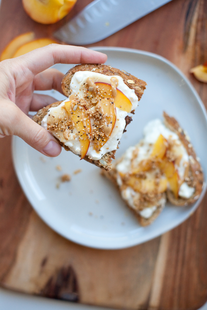 Cottage Cheese and Peach Toast www.lillieeatsandtellscom.bigscoots-staging.com #macrofriendly #macrofriendlyrecipes #healthybreakfast #lowfat #highprotein