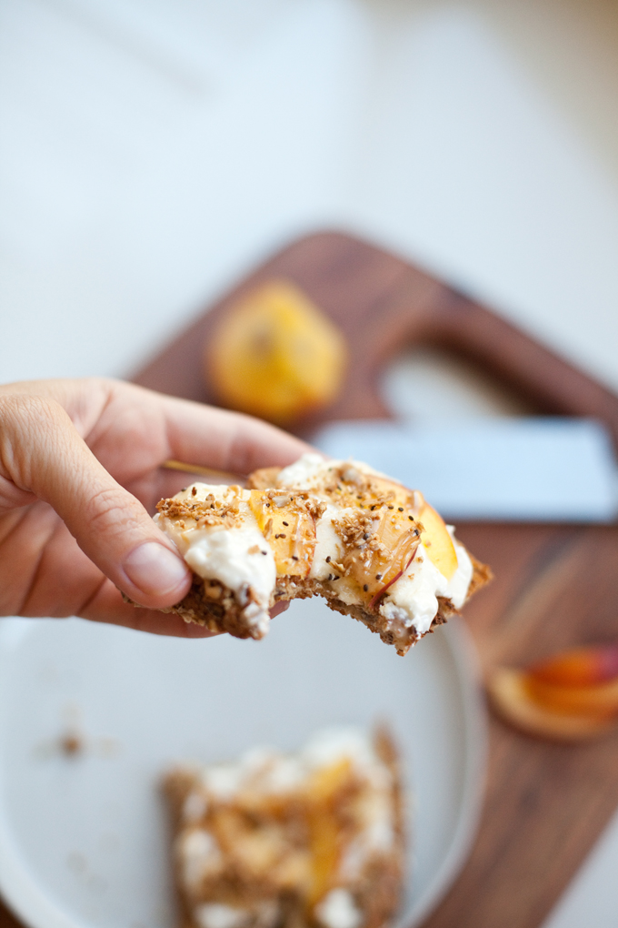 Cottage Cheese and Peach Toast www.lillieeatsandtellscom.bigscoots-staging.com #macrofriendly #macrofriendlyrecipes #healthybreakfast #lowfat #highprotein