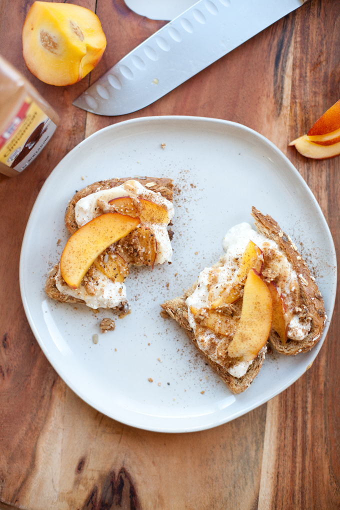 Cottage Cheese and Peach Toast www.lillieeatsandtellscom.bigscoots-staging.com #macrofriendly #macrofriendlyrecipes #healthybreakfast #lowfat #highprotein