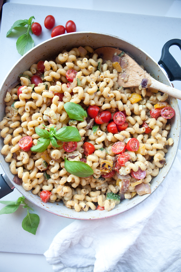 Skillet Veggie Pasta with Basil Cauliflower Cream Sauce www.lillieeatsandtellscom.bigscoots-staging.com #macrofriendly #macrofriendlyrecipes #healthypastarecipe #cauliflowercreamsauce #iifym #weightwatchersrecipes
