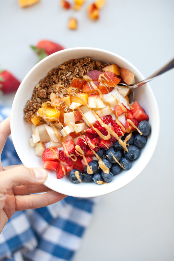 My Favorite Yogurt and Cottage Cheese Bowl www.lillieeatsandtellscom.bigscoots-staging.com #macrofriendly #macrofriendlyrecipes #healthytreats #healthybreakfast #weightwatchers