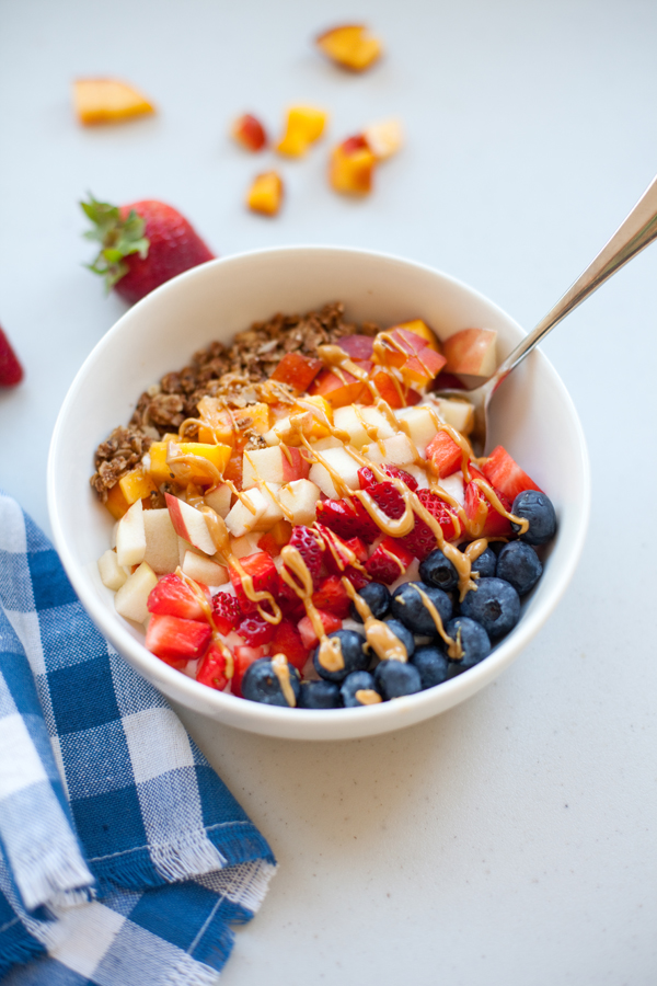 My Favorite Yogurt and Cottage Cheese Bowl www.lillieeatsandtellscom.bigscoots-staging.com #macrofriendly #macrofriendlyrecipes #healthytreats #healthybreakfast #weightwatchers