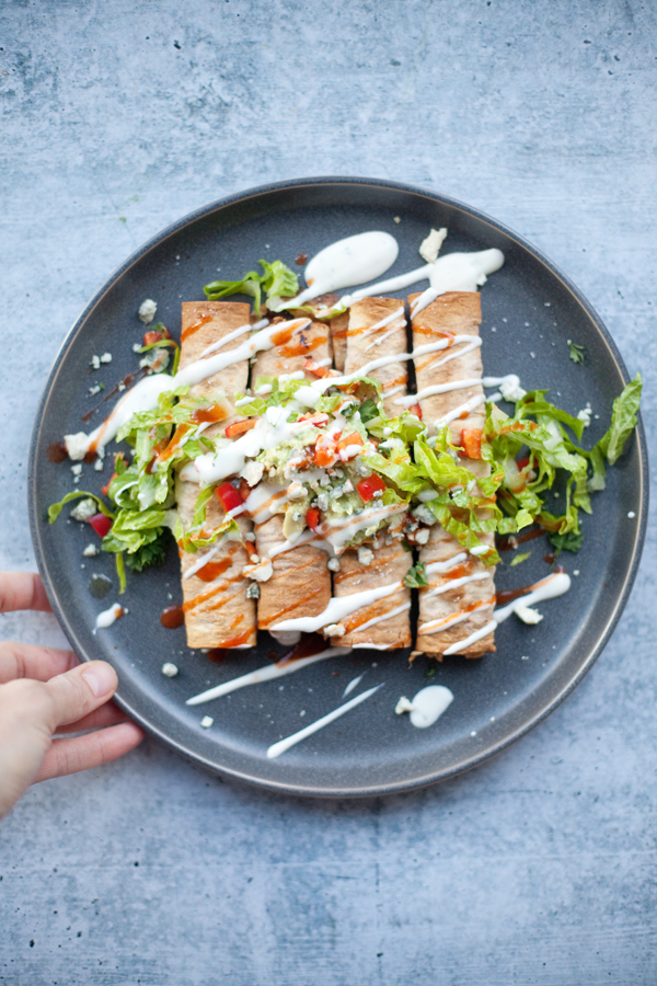 healthy buffalo chicken taquitos. www.lillieeatsandtellscom.bigscoots-staging.com