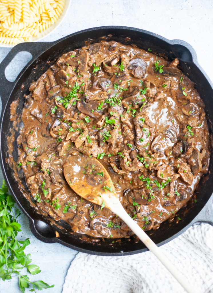 Super quick and healthy beef stroganoff www.lillieeatsandtellscom.bigscoots-staging.com