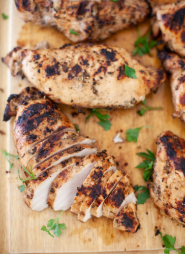 This grilled chicken is perfect for meal prep days. www.lillieeatsandtellscom.bigscoots-staging.com