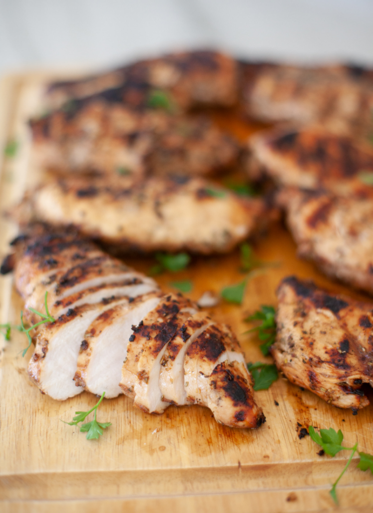 You can't go wrong with this grilled chicken marinated in balsamic vinegar and herbs. www.lillieeatsandtellscom.bigscoots-staging.com