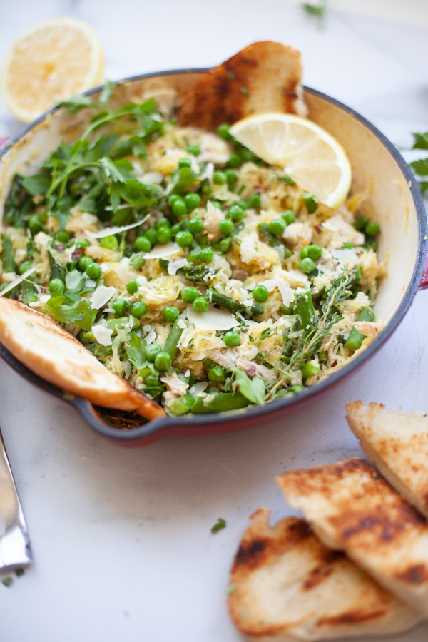 This skillet has all of the macro friendly spring flavors you're looking for www.lillieeatsandtellscom.bigscoots-staging.com