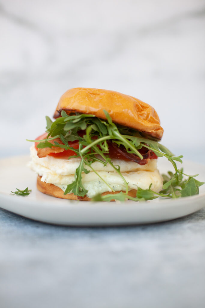 Tuscan egg white sandwich with skinny basil garlic aioli www.lillieeatsandtellscom.bigscoots-staging.com