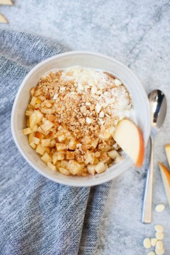 macro friendly apple crisp yogurt and cottage cheese bowl by www.lillieeatsandtells.com