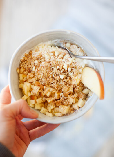 macro friendly apple crisp yogurt and cottage cheese bowl by www.lillieeatsandtells.com