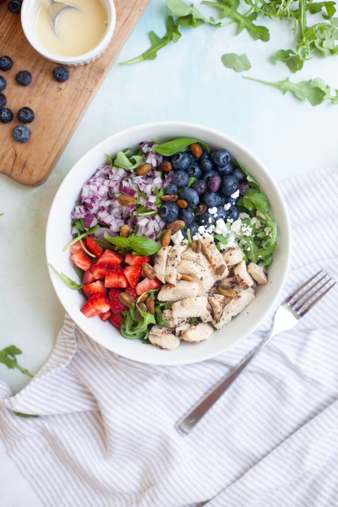 easy and macro friendly berry and goat cheese salad with grilled chicken and blueberries. Recipe by www.lillieeatsandtellscom.bigscoots-staging.com