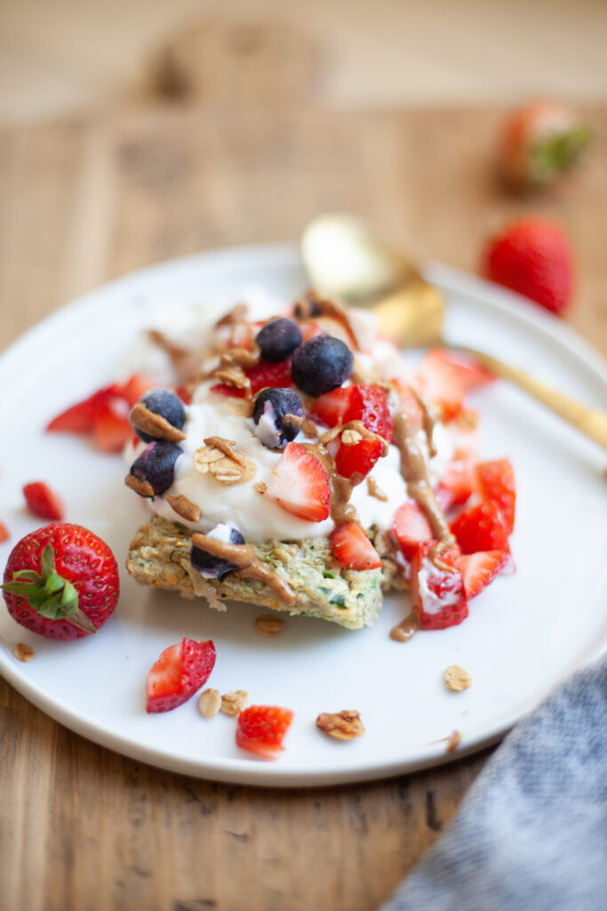 macro friendly treat snickerdoodle zucchini baked oats recipe by www.lillieeatsandtellscom.bigscoots-staging.com