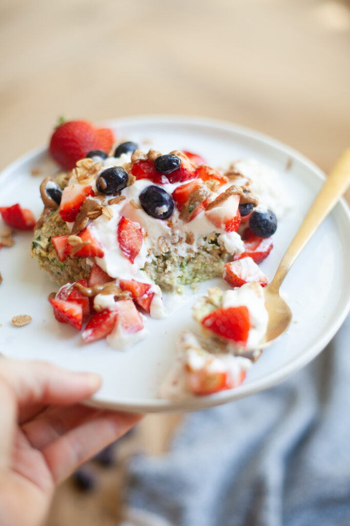macro friendly treat snickerdoodle zucchini baked oats recipe by www.lillieeatsandtellscom.bigscoots-staging.com