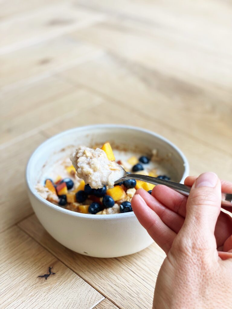 easy macro friendly breakfast protein cauliflower oats by www.lillieeatsandtellscom.bigscoots-staging.com