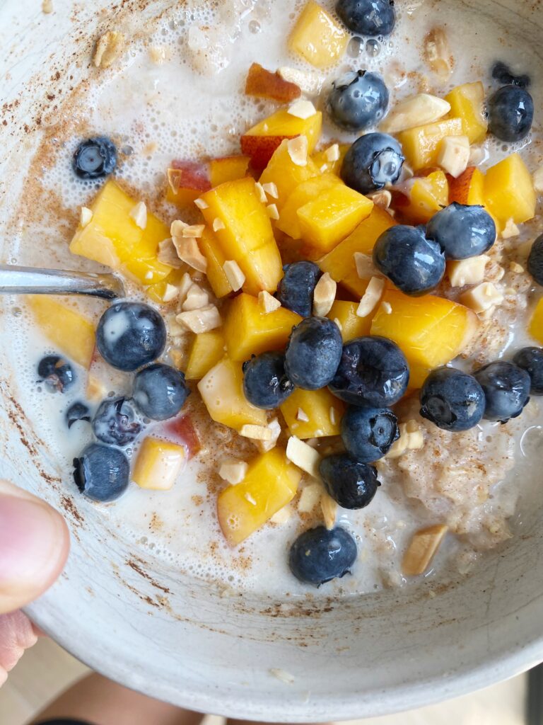 easy macro friendly breakfast protein cauliflower oats by www.lillieeatsandtellscom.bigscoots-staging.com