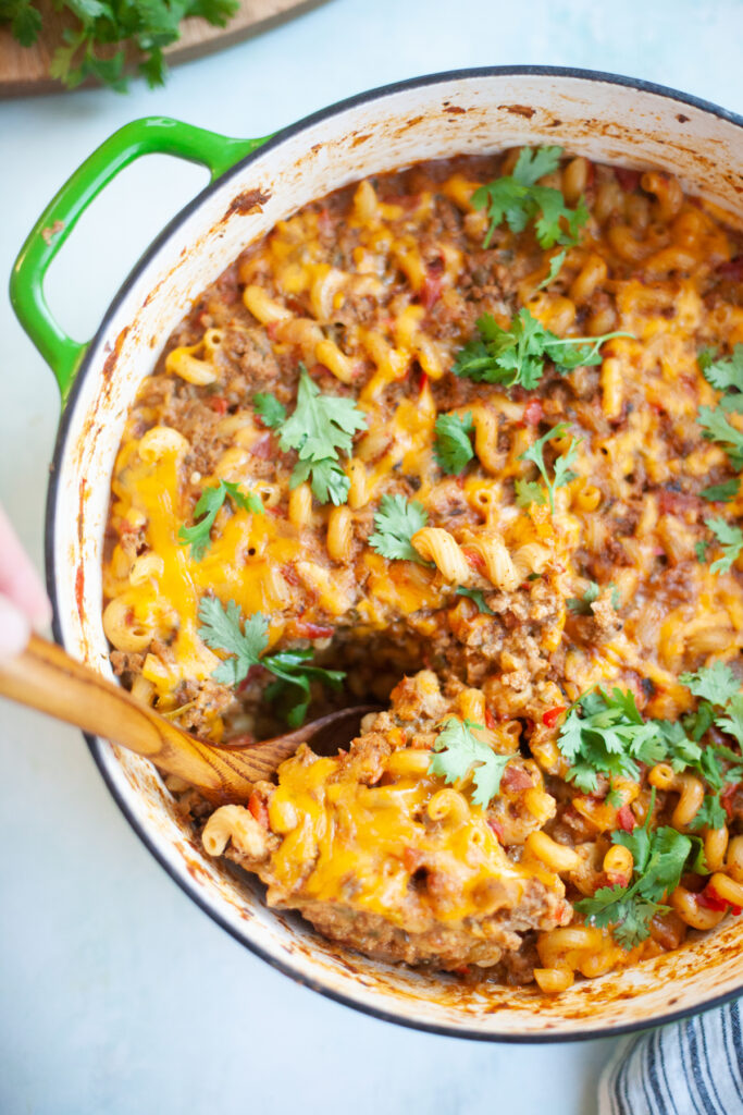 easy lean chili mac recipe by www.lillieeatsandtellscom.bigscoots-staging.com macro friendly comfort food