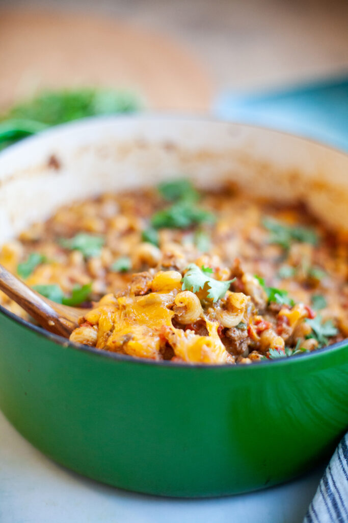 easy lean chili mac recipe by www.lillieeatsandtellscom.bigscoots-staging.com macro friendly comfort food